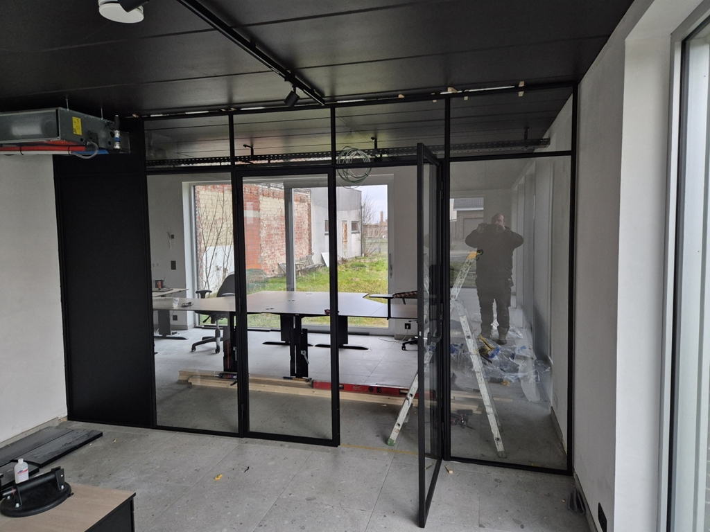 Stalen wand bureau