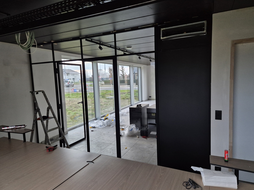 Stalen wand bureau